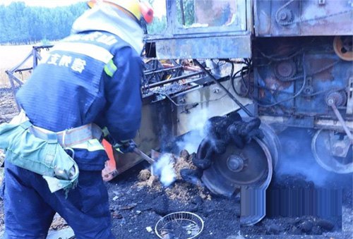 麥地里一輛收割機(jī)著火